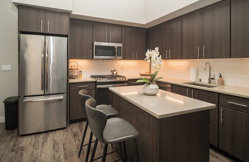 The Crossings Condo | KING BED - Modern FULLY FURNISHED Condo By Stanford & Google - Mountain View CAn