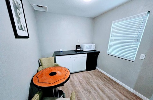 Ridgecrest Apartment | King Bed|Non-Smoking