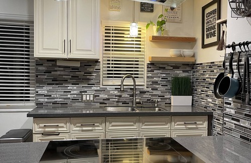 Alamitos Beach Condo | KING size bed- walk to the BEACH- Air Conditioner- Bunk beds- Pullout Couch