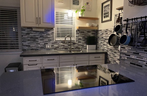 Alamitos Beach Condo | KING size bed- walk to the BEACH- Air Conditioner- Bunk beds- Pullout Couch