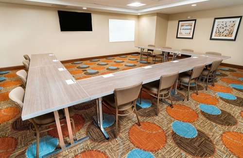 Newark Condo | King Suite. Free Breakfast. Pool. Shared BBQ. Great for Business Travelers!
