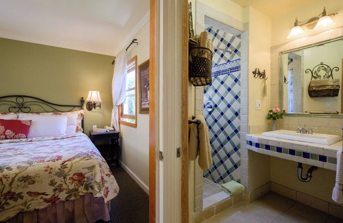 Marina District Hotel | King Suite in San Francisco Marina District with Courtyard View & Garage Parking