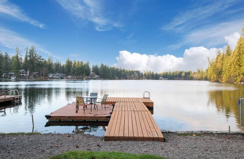 Maple Valley Cabin | Koi Story Cabin - Lakefront, near Bike Trail