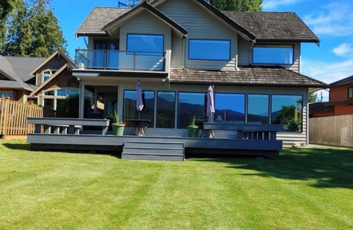 Bellingham House | Lake Whatcom waterfront home with panoramic views.