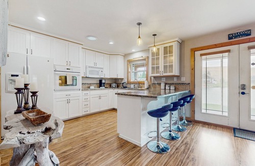 Cle Elum House | Lakefront home with kayaks and paddle boat, full kitchen and private BBQ