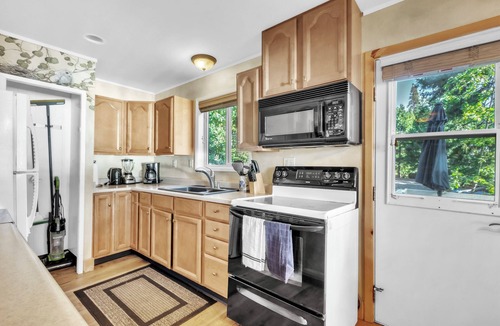 East Shore Cabin | Lakefront Lake Almanor Resort, Dorado Inn Cabin #4