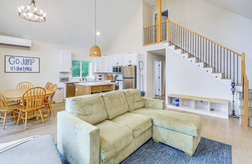 West Hills House | Lakeside Bliss in Tahuya! Modern Family Getaway