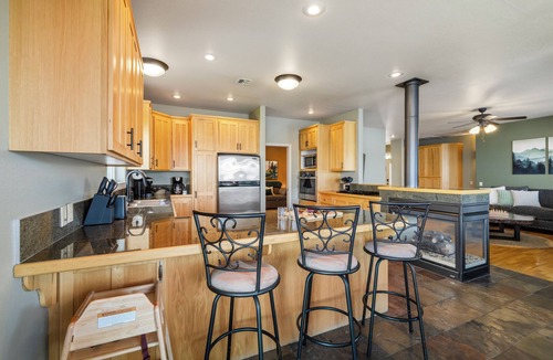 Altamont House | Lakeside Leisure, Hot Tub, Golf Course, Sleeps 10, Lakefront, Near Crater Lake