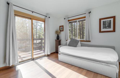 Brockway House | Lakeside Serenity Retreat