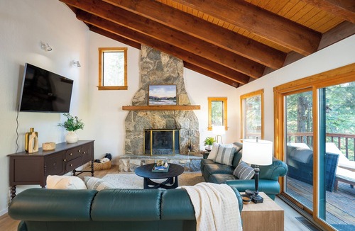 Ridgewood Cabin | Lakeview, Beautifully Remodeled Hilltop Cabin With Wraparound Deck.