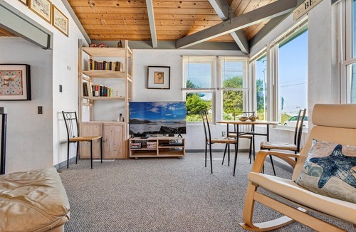 Salmon Creek House | Land's End: New England Style Beach Home! Sunsets! 3 min walk to Beach! WiFi