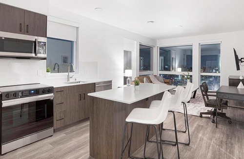 Crown Hill Apartment | Landing | Beautiful 2BD, Gym