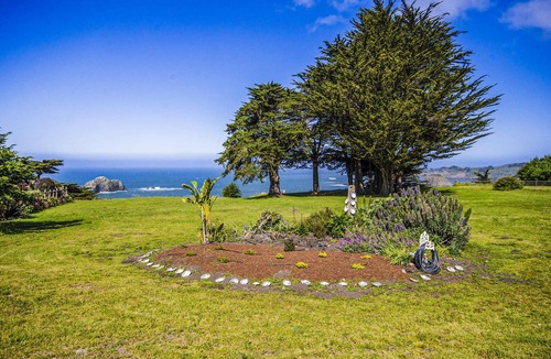 Elk House | Large Oceanfront Bluff Home - Hot Tub, Kids Room