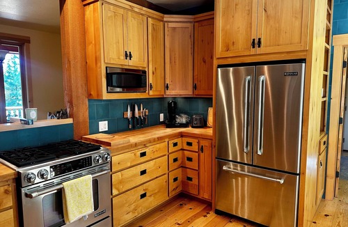 Graeagle House | LATE SUMMER DISCOUNT - Walk to Downtown Graeagle, Mill Pond & Pickleball
