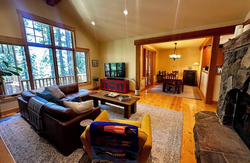 Graeagle House | LATE SUMMER DISCOUNT - Walk to Downtown Graeagle, Mill Pond & Pickleball