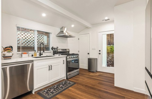 Hollywood Hills West House | Laurel Canyon Modern 2BR-2BA Cottage-Monthly Stay, Remote Work, Hollywood Hills