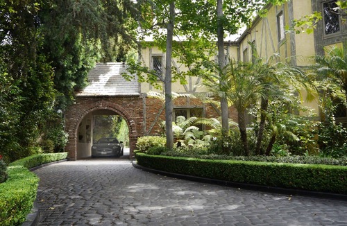 The Flats House | LEASE THIS AMAZING HISTORIC WARNER BROTHER'S MANSION - 1.6 ACRES- POOL & TENNIS