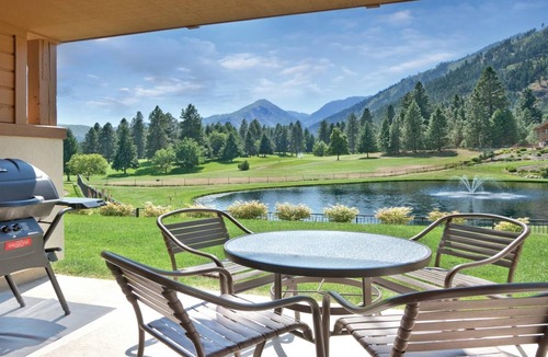 Downtown Leavenworth Villa | Leavenworth 2BR Mountain Villa – Full Kitchen, Balcony & Near Bavarian Village