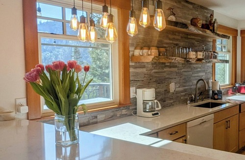 Leavenworth House | Leavenworth Private 5 acre Mountain Vista Retreat