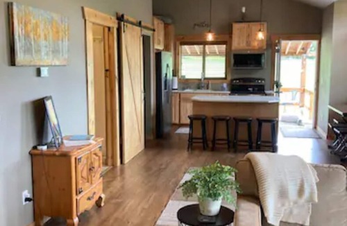 Leavenworth Cabin | LOCATED ON ICICLE ROAD, 2 MILES FROM TOWN. HOT TUB AND BEAUTIFUL VIEWS