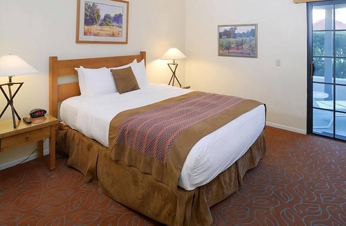 San Diego Country Estates Hotel | Look No Further! Four Classy Units, Onsite Pool, Near Guy B. Woodward Museum!