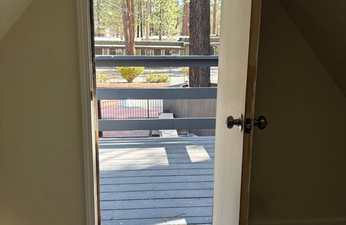 Y Area Cottage | Lovely 3-bedroom cottage in South Lake Tahoe perfect for your getaway