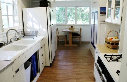 Geyserville Cabin | Lovely Cabin Retreat Ideal for Romantic Escape in Geyserville, California