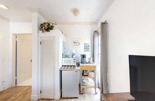 East Beach Apartment | Lovely corner unit studio with patio & grill - 1 block to famed East Beach