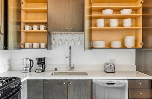 NoHo Arts District Apartment | Lovely Mar Vista 2BR w/ Courtyard, close to 405, by Blueground
