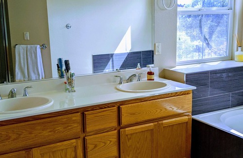 San Pablo House | lovely master suite 5min to pinol shoreline. 10min to Keller Beach extended stay