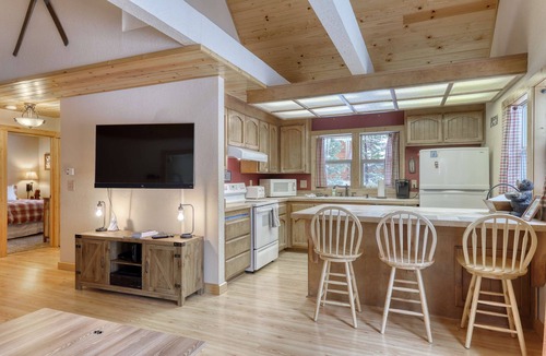 Truckee Ski Chalet | Lovely mountain cabin with hot tub, pools, sauna & dock - near skiing, golf