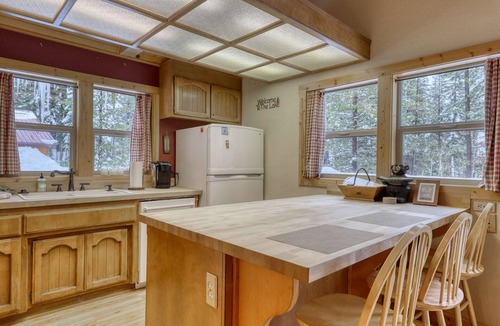 Truckee Ski Chalet | Lovely mountain cabin with hot tub, pools, sauna & dock - near skiing, golf