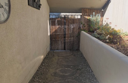 Bakersfield Apartment | Lovely studio with pool in enjoyable Bakersfield neighborhood