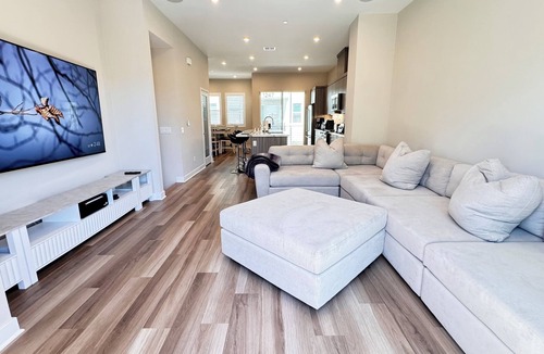Anaheim Resort House | Luxe 4-bedroom townhome in Anaheim with WiFi, EV, Pool, Rooftop & Disneyland