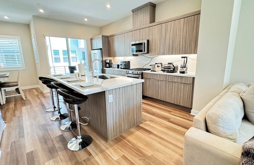 Anaheim Resort House | Luxe 4-bedroom townhome in Anaheim with WiFi, EV, Pool, Rooftop & Disneyland