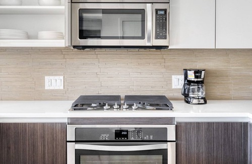 Campbell Apartment | Luxe Campbell 1BR w/ Gym, Pool & Lounge, 10 min to Netflix, by Blueground