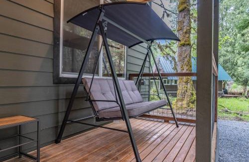 Ashford House | Luxe Chalet at Rainier Entrance with Hot Tub-AC-WiFi