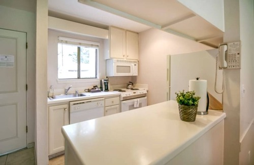 Napa Apartment | Luxe Golf View Condo Prime Napa Location