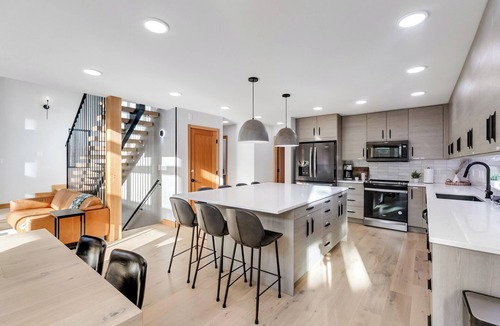 Hyak House | LUXE Hyak Retreat w/SAUNA, Hot Tub, Game Room, 6BR