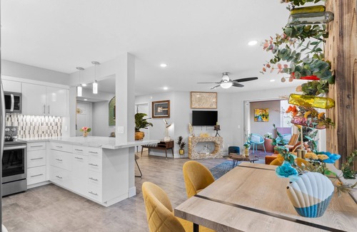 Hillcrest Condo | Luxe Modern Escape. Pool,H.Tub+Park+ Gym, Close to beaches and walk everywhere !