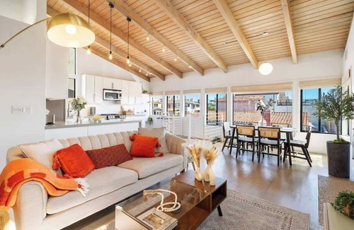The Strand House | Luxe Retreat Steps to Beach & Shops | Free Parking