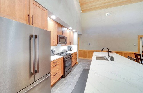 Mazama House | Luxe Valley Home w/Sauna & Hot Tub Near Mazama