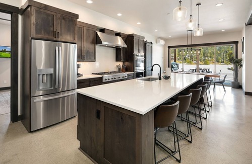 Cle Elum House | Luxurious Modern Mountain Estate! Hot Tub | Gas Fire Pit | Game Room & more!