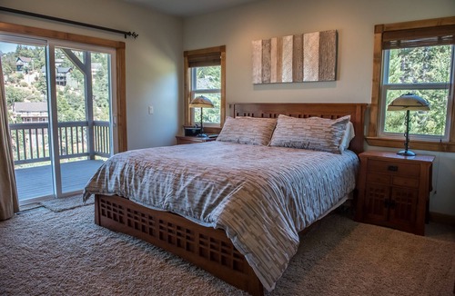 Lake Arrowhead Cabin | Luxurious Mountain Cabin w 2 master suites, jacuzzi, views, & AC