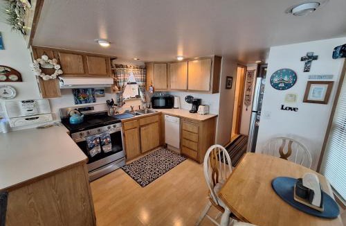 Smith River House | Luxurious Oceanfront Cabin 7 Getaway w Hot Tub