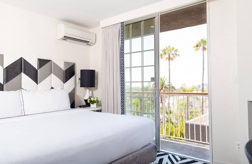 Norma Triangle Hotel | Luxurious Suite Near Hollywood Museum l Rooftop Pool, Pet-friendly Stay