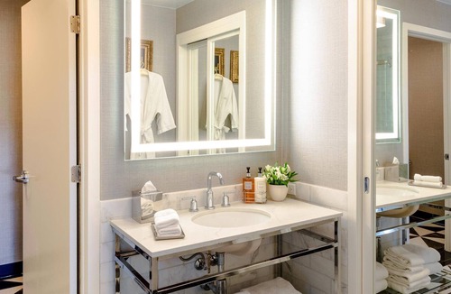 Norma Triangle Hotel | Luxurious Suite Near Hollywood Museum l Rooftop Pool, Pet-friendly Stay