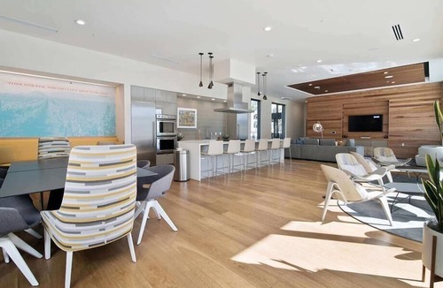 Shoreline West Apartment | Luxury 1BR | Free Parking & WiFi | Outdoor Pool & Terrace