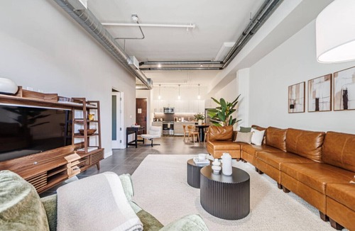 Downtown Los Angeles Apartment | Luxury 2BR in DTLA w/Jacuzzi & Rooftop Views