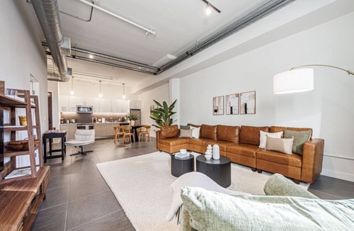 Downtown Los Angeles Apartment | Luxury 2BR in DTLA w/Jacuzzi & Rooftop Views